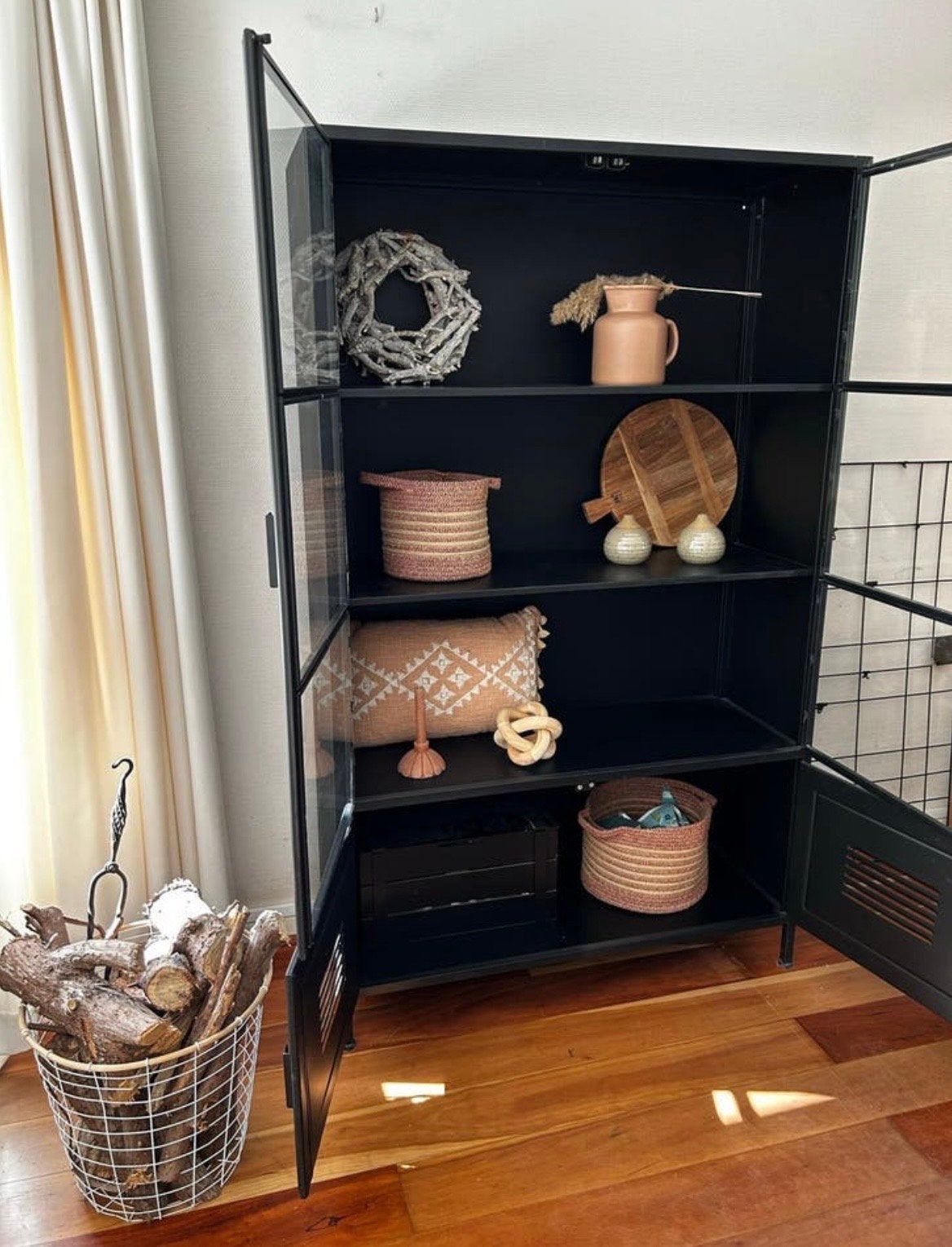 WOOOD Ronja metalen vitrinekast zwart 167x99x40,5 cm, Huis en Inrichting, Kasten | Vitrinekasten, Zo goed als nieuw, 150 tot 200 cm
