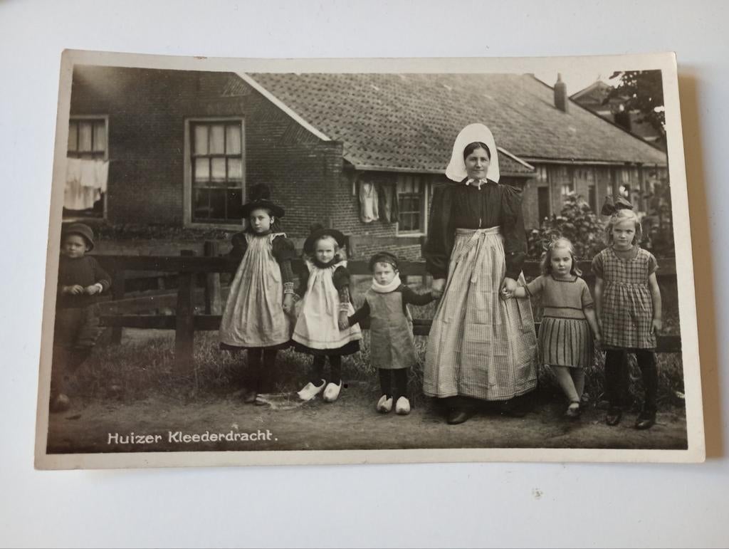 Fotokaart Huizen Vrouw in Klederdracht met Kinderen 1931, Ophalen of Verzenden, 1920 tot 1940, Gelopen, Noord-Holland