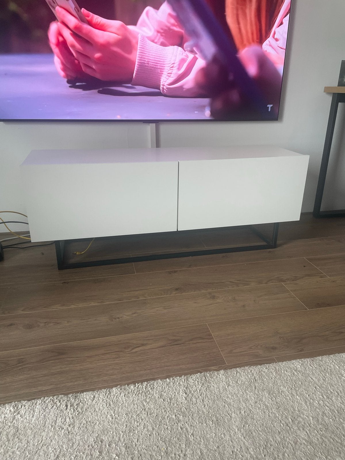 Witte TV-meubel met twee deuren en metalen onderstel, Ophalen, 100 tot 150 cm, Zo goed als nieuw, Minder dan 100 cm