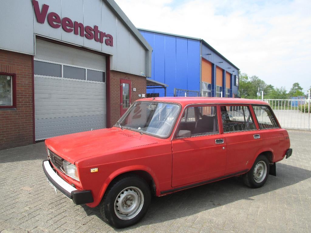 Lada 2104 1500 Station 1986, Auto's, Oldtimers, Particulier, Lada, Benzine, Stationwagon, Handgeschakeld, Rood, Grijs, Stof, Achterwielaandrijving
