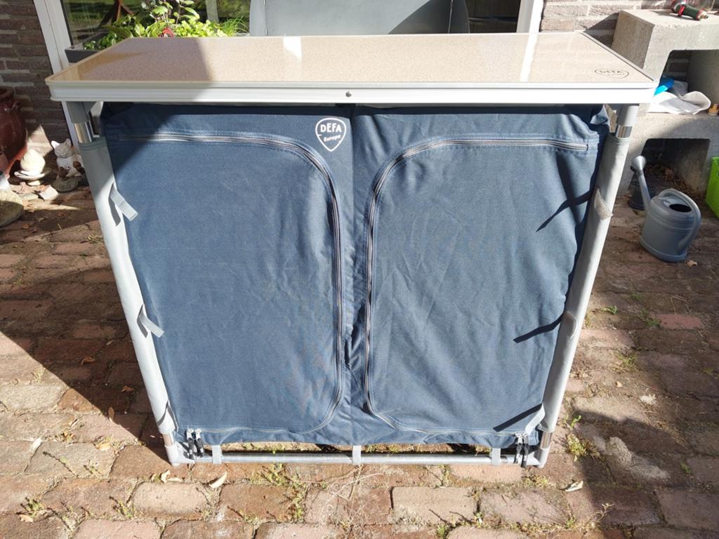 DEFA Campingkast met 4 planken - Zo goed als nieuw, Caravans en Kamperen, Kampeermeubelen, Ophalen, Zo goed als nieuw, Campingkast
