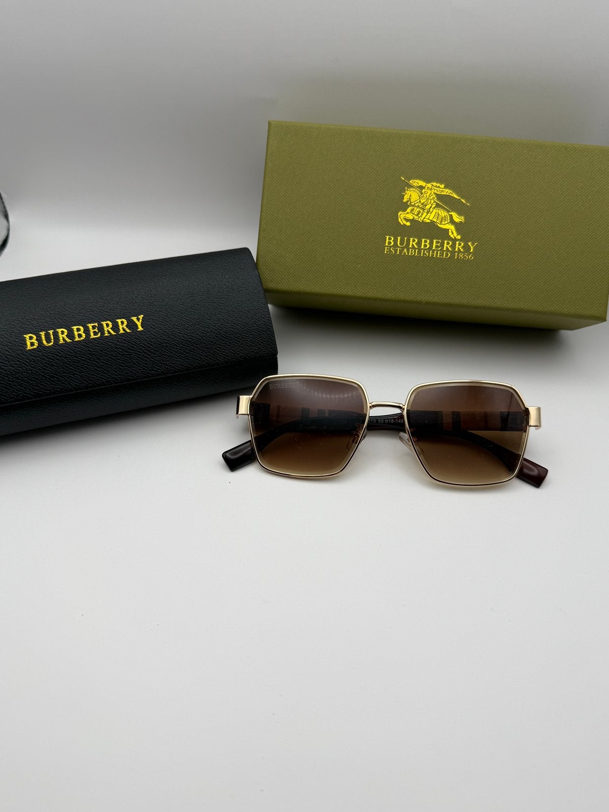 Burberry zonnebril 40 euro 3 voor 100 euro, Ophalen of Verzenden, Zo goed als nieuw, Overige kleuren, Overige merken