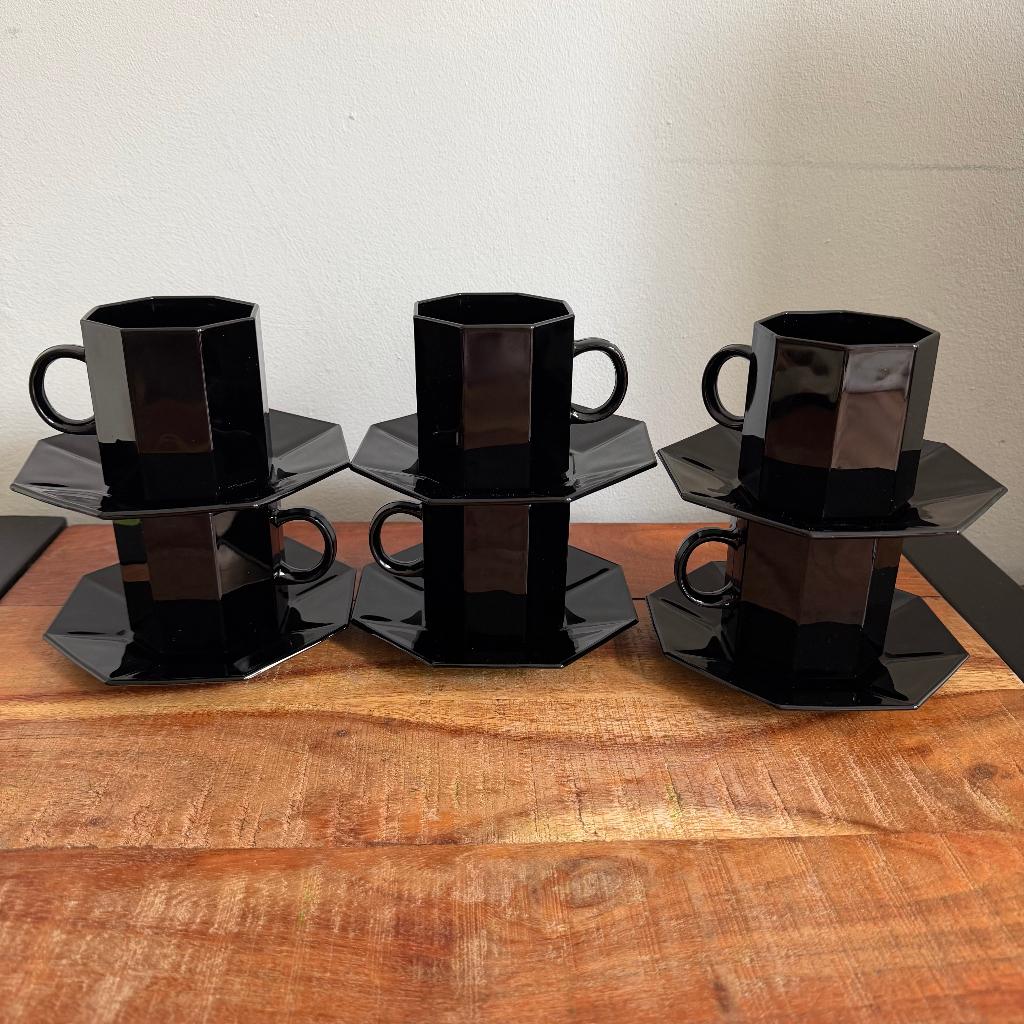 Vtg 80s Arcoroc Octime Zwarte Koffie Kop en Schotel 1980, Gebruikt, Ophalen of Verzenden, Glas, Overige stijlen