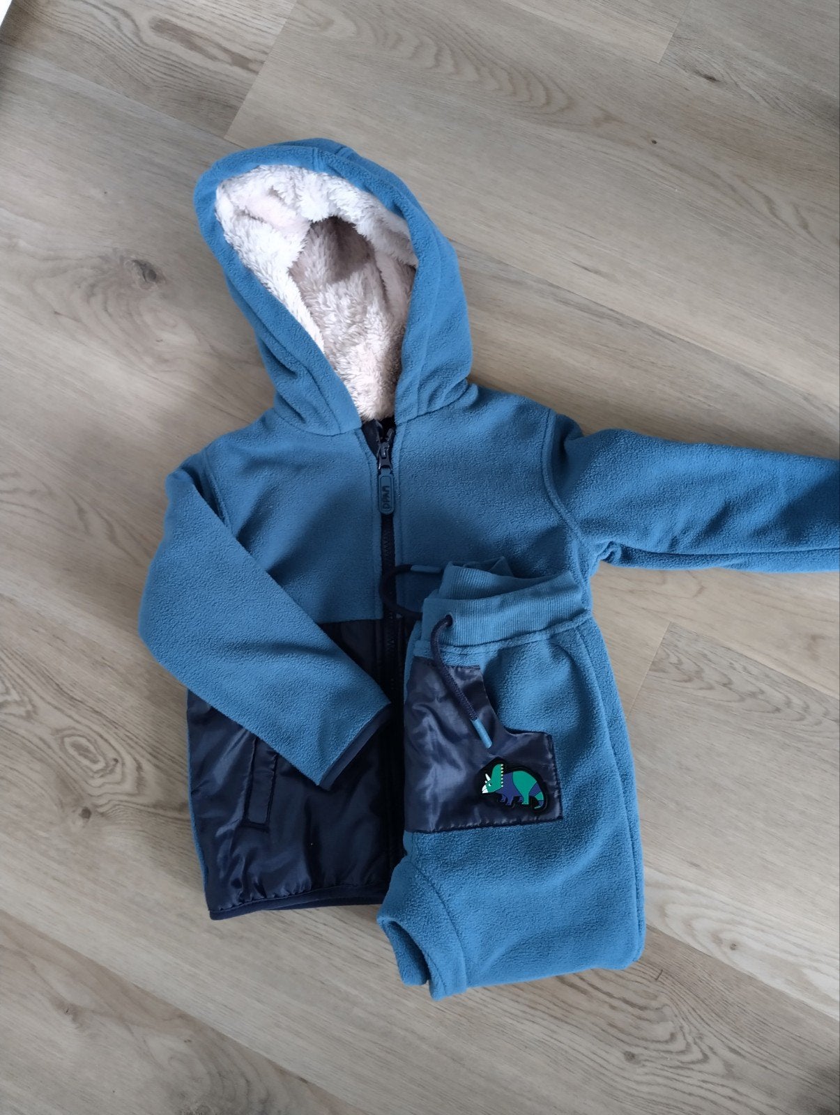 Fleece set (jas/vest+ broek) - maat 104 - Du Pareil Au Même, Nieuw, Ophalen of Verzenden, Setje, Du Pareil Au Même