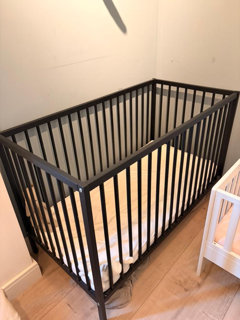 Ledikant zwart,, Kinderen en Baby's, Babywiegjes en Ledikanten, Ophalen, Zo goed als nieuw, Ledikant