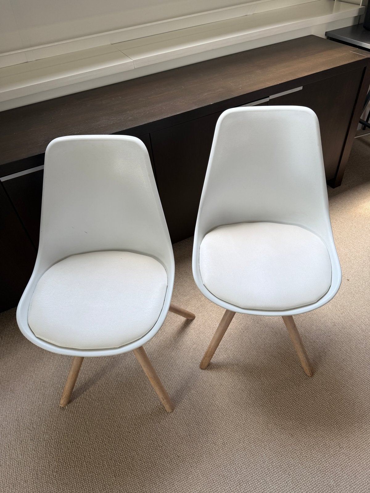 Set van 2 witte eetkamerstoelen met blank houten poten, Ophalen, Gebruikt, Twee, Wit