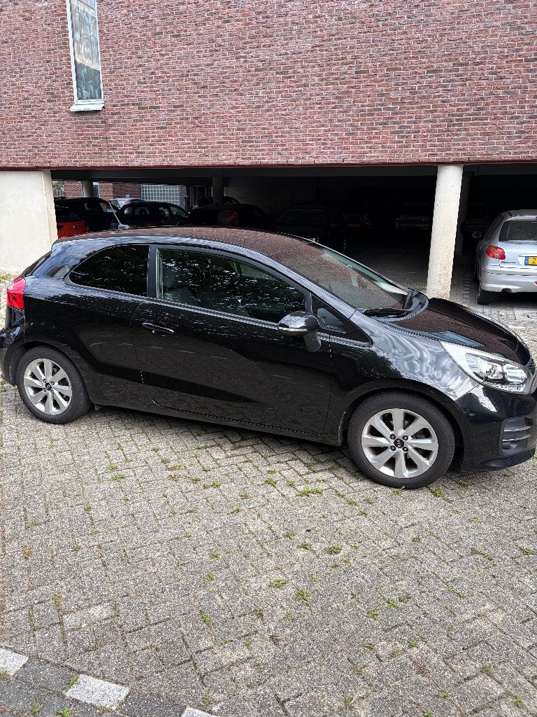 Kia Rio 1.2 I 3DRS 2015 Zwart, Auto's, Kia, 40 €/maand, 4 cilinders, Zwart, Origineel Nederlands