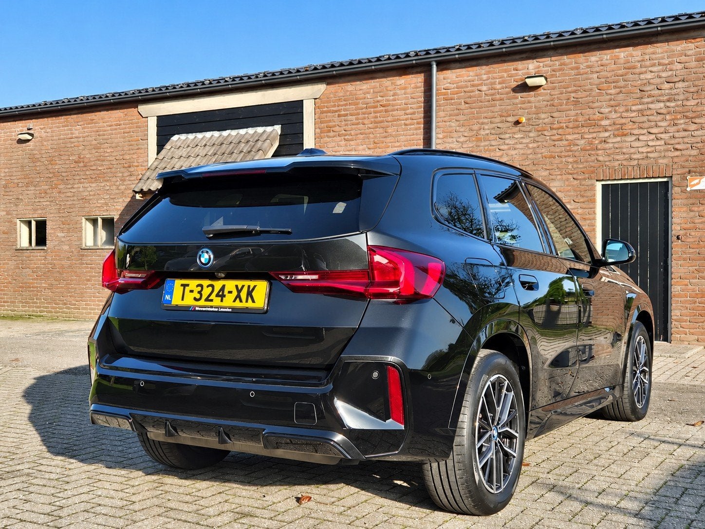 BMW X1 Xdrive25e M-Sport 245pk 2023 Zwart I Camera I SOH 95, Dealer onderhouden, Zwart, Parkeerassistent, Zwart