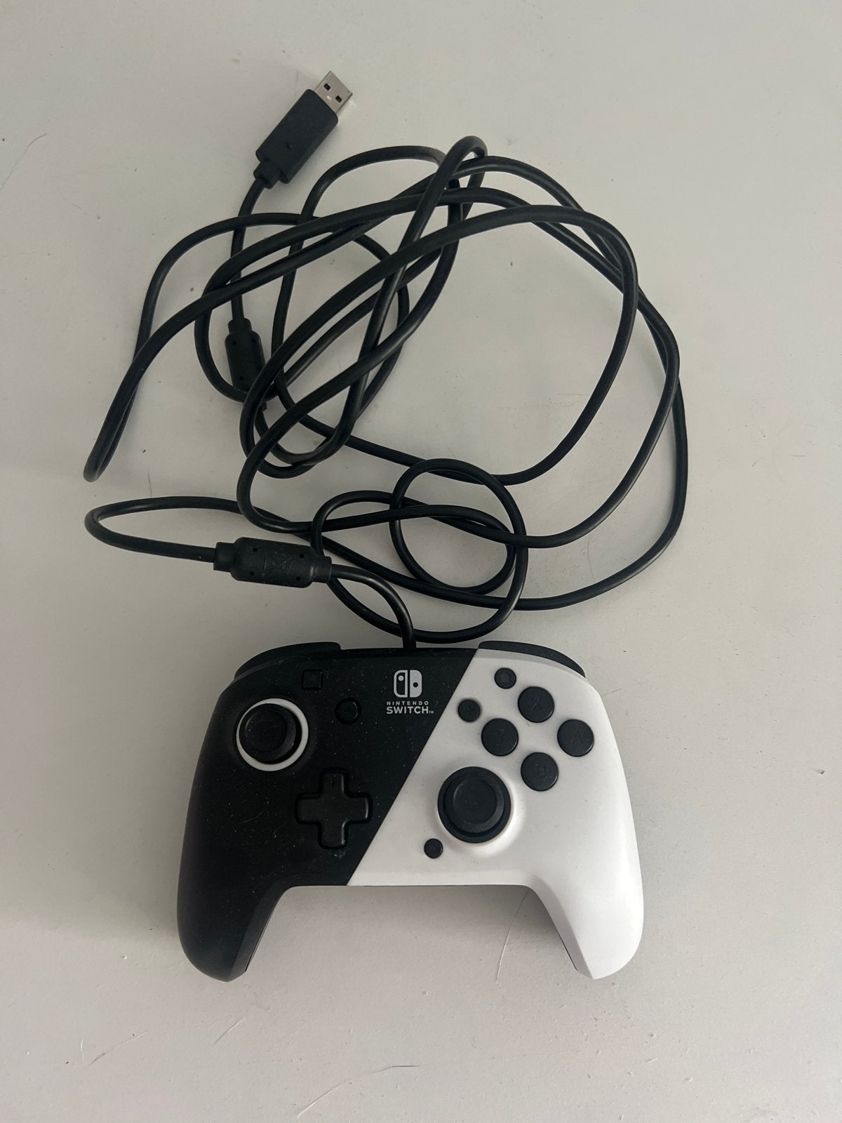 PDP Bedrade Controller voor Nintendo Switch - Zwart/Wit, Ophalen of Verzenden, Zo goed als nieuw