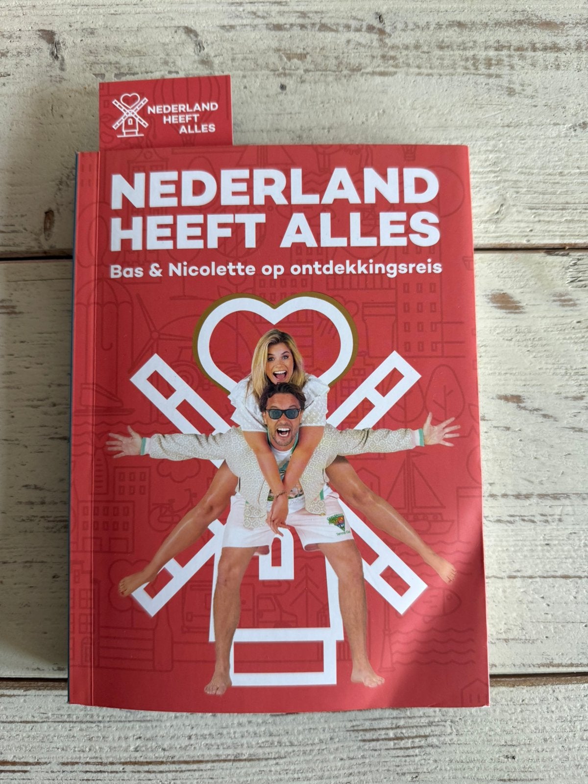 Nederland heeft alles - Bas Smit & Nicolette van Dam, Boeken, Reisgidsen, Overige merken, Nieuw, Ophalen of Verzenden, Reisgids of -boek