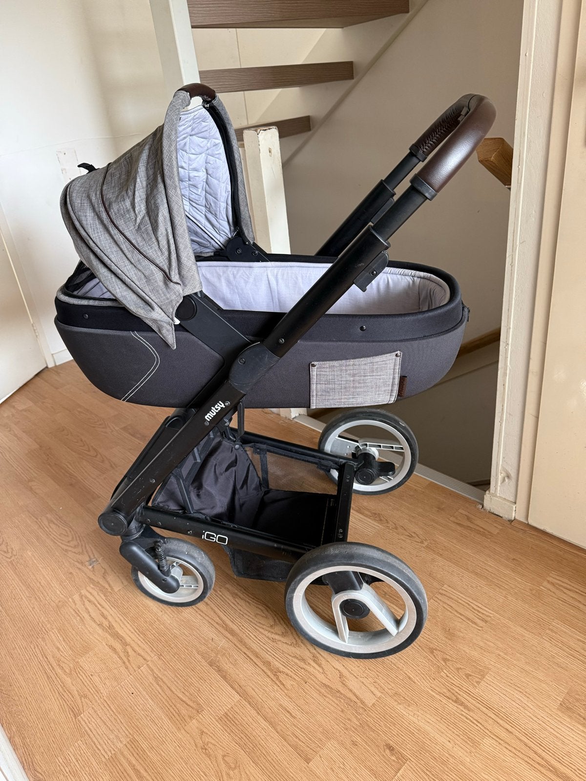 Mutsy Igo Kinderwagen met Reiswieg - Grijs/Zwart, Ophalen, Gebruikt, Combiwagen, Met reiswieg