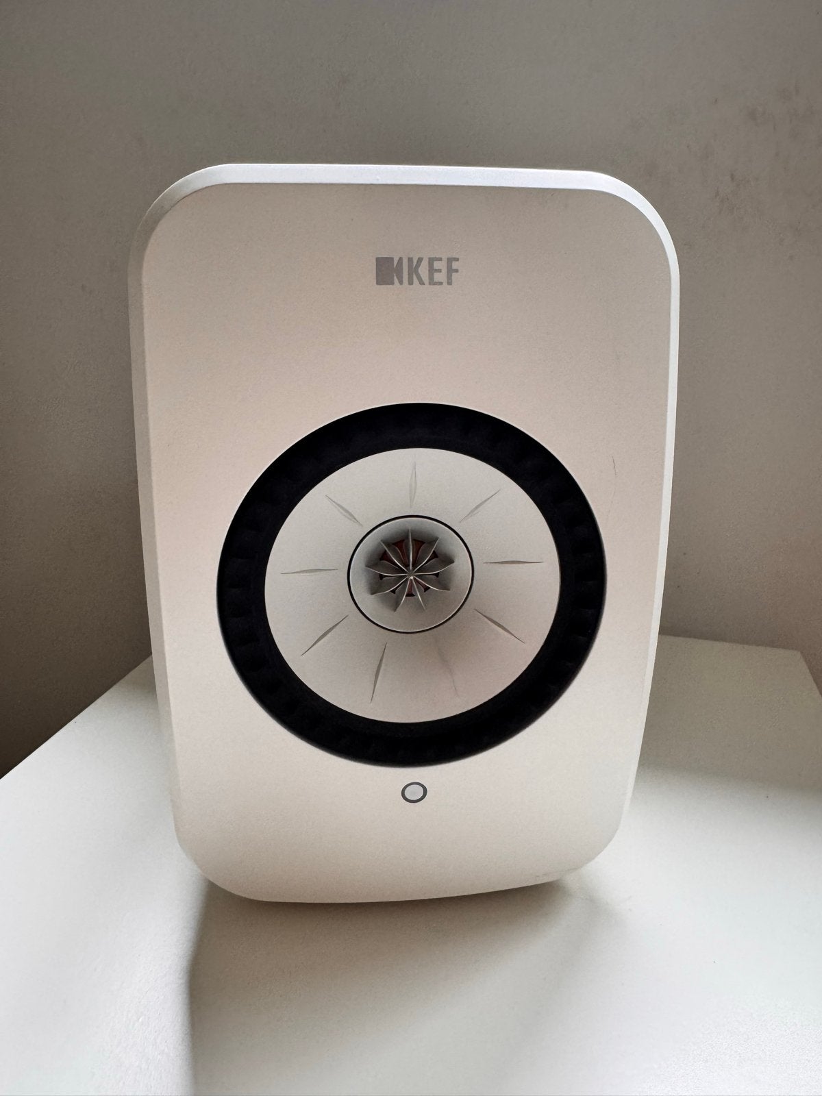 KEF LSX speakers - Compleet met afstandsbediening en kabels, Zo goed als nieuw, Afstandsbediening, KEF, Boekenplank luidspreker