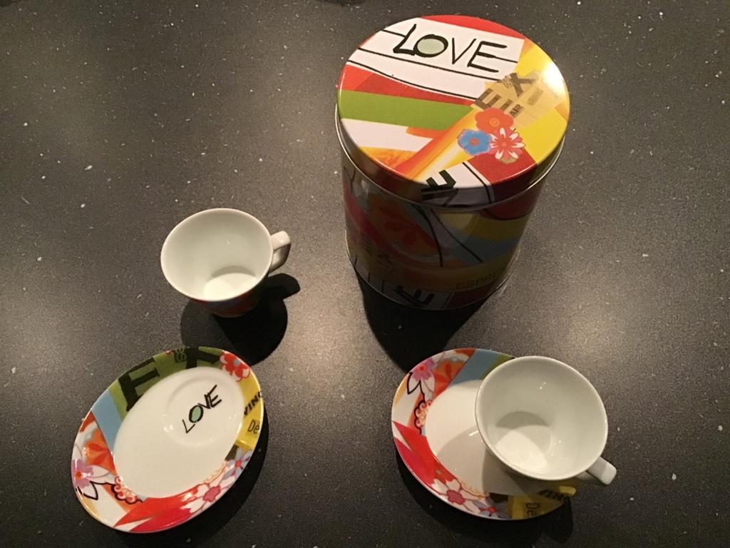 Twee blikken met ieder twee expresso kopjes, Ophalen of Verzenden, Zo goed als nieuw