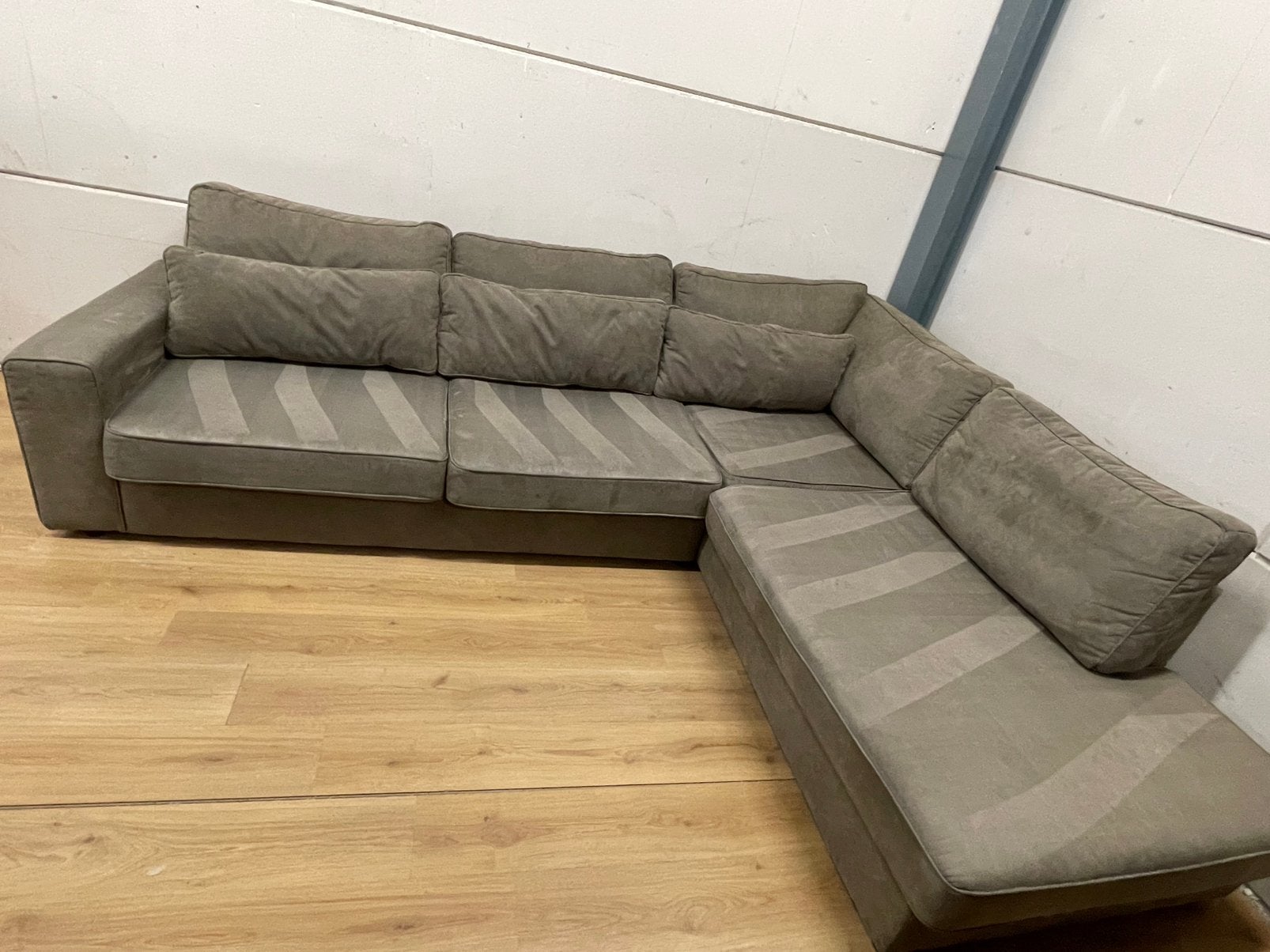 Mooie luxe suede taupe bruine hoekbank - GEREINIGD!!!