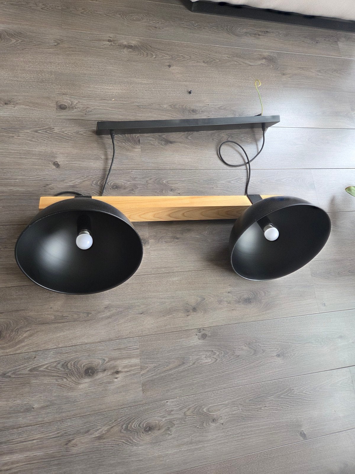 Moderne hanglamp met houten balk en twee zwarte kappen, Ophalen of Verzenden, Zo goed als nieuw, Hout