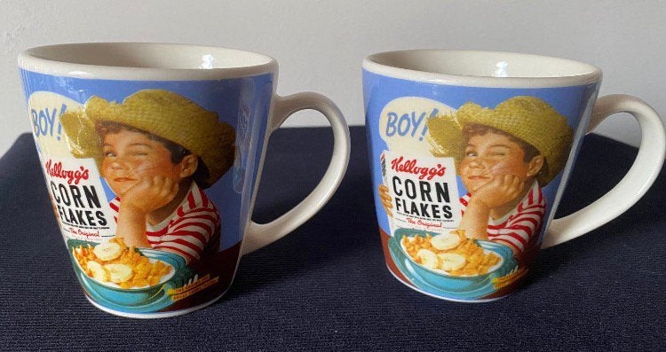 2x Mok van Kellogg's Corn Flakes. Een lachende jongen (boy)., Ophalen of Verzenden, Zo goed als nieuw, Overige stijlen, Mok