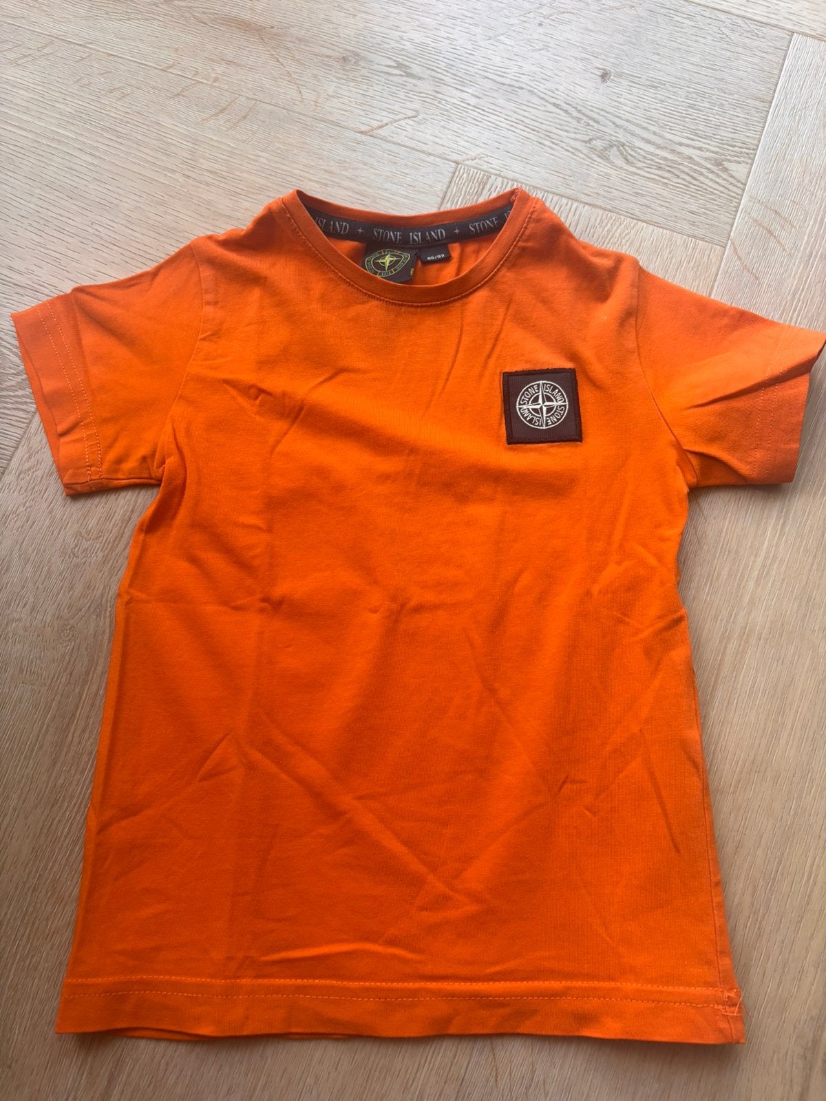 T-shirt met stone island logo maat 92, Kinderen en Baby's, Ophalen of Verzenden, Zo goed als nieuw, Jongen, Shirt of Longsleeve