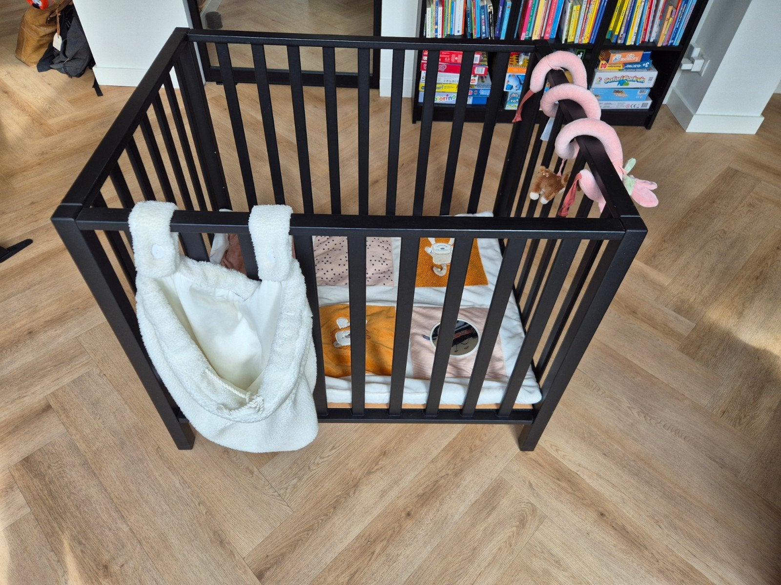 Quax zwarte houten box met boxkleed, boxzak en speelgoed, Ophalen, Zo goed als nieuw, Rechthoekig