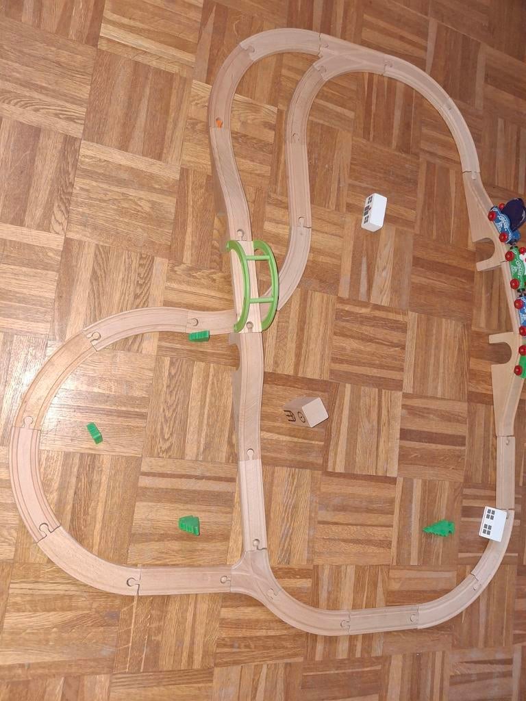 Houten treinbaan met brug en huisjes, Hobby en Vrije tijd, Modeltreinen | Overige schalen, Ophalen of Verzenden