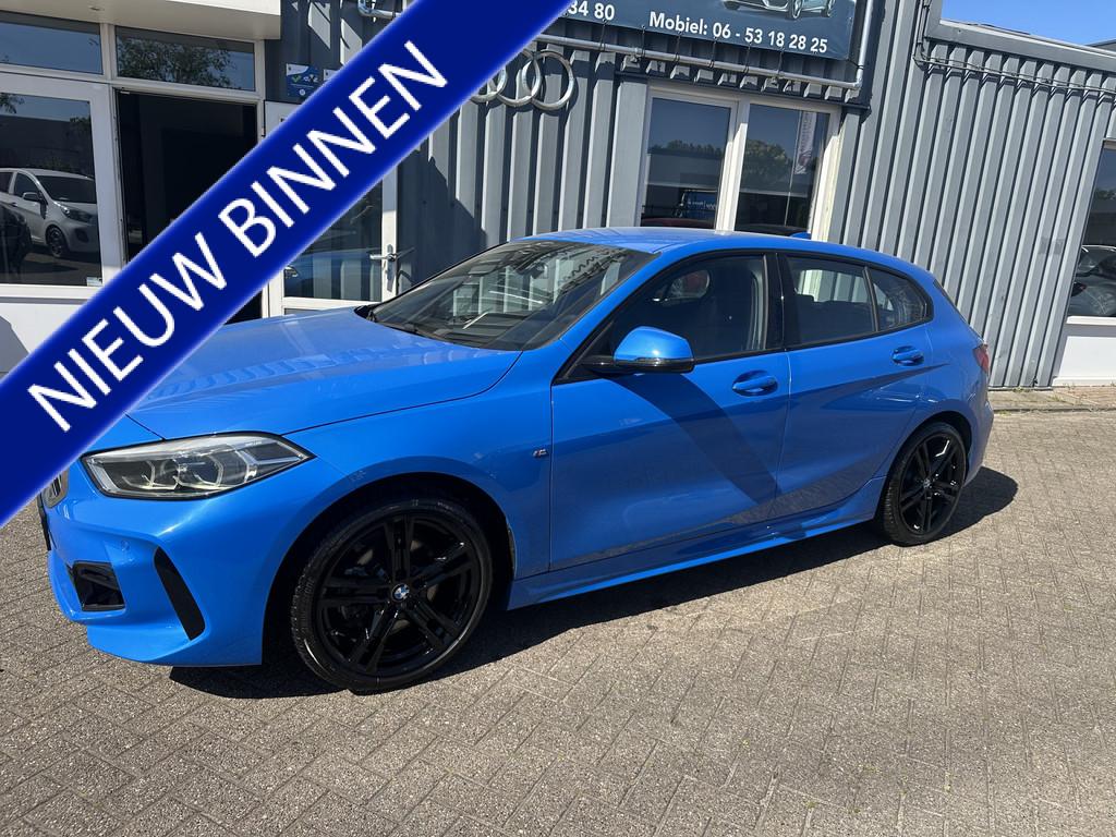 BMW 1-serie 118i High M pakket sport M pakket (bj 2020), Auto's, BMW, Gebruikt, Blauw, Leder en Stof, Bedrijf