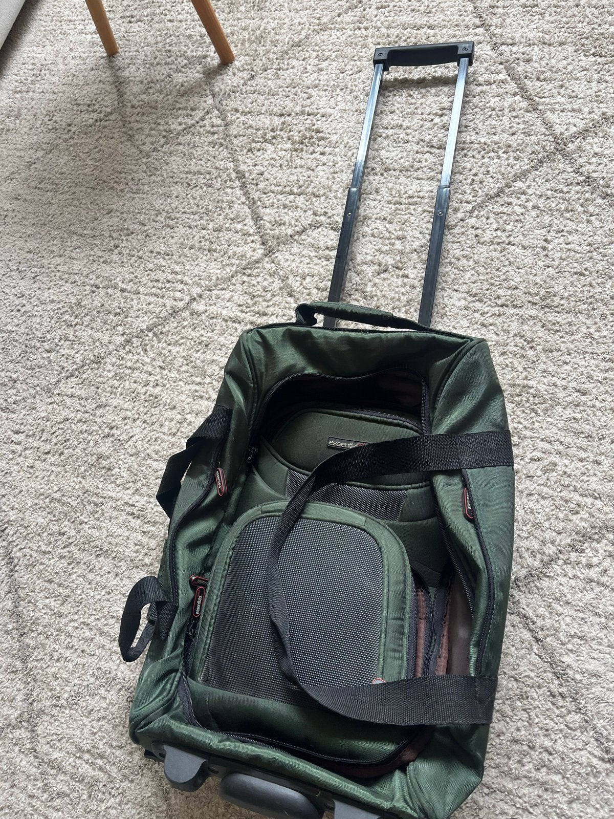 Groene reistas merk Essentials (handbagage), Ophalen, 40 tot 60 cm, Gebruikt, 20 tot 30 cm