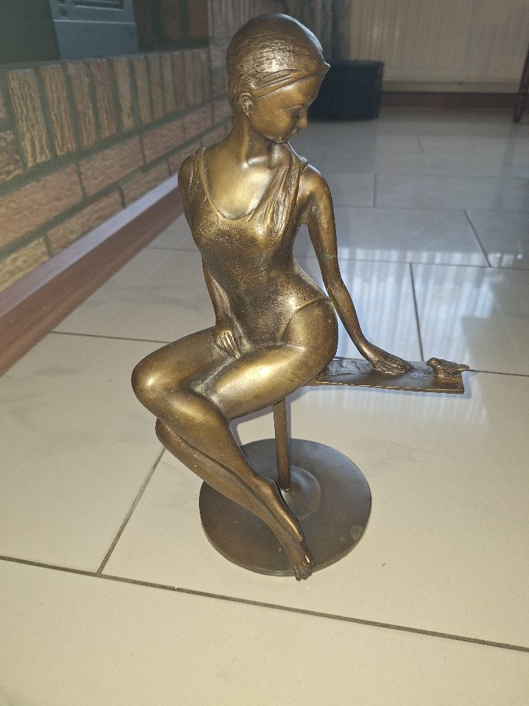 massief bronzen beeld - Zittende Ballerina met Vogeltje, Ophalen, Brons, 20 - 50 cm, Beeld