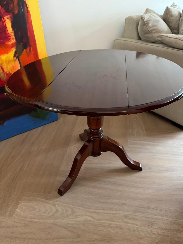 bijzet tafel notenhout, Huis en Inrichting, Ophalen, Zo goed als nieuw