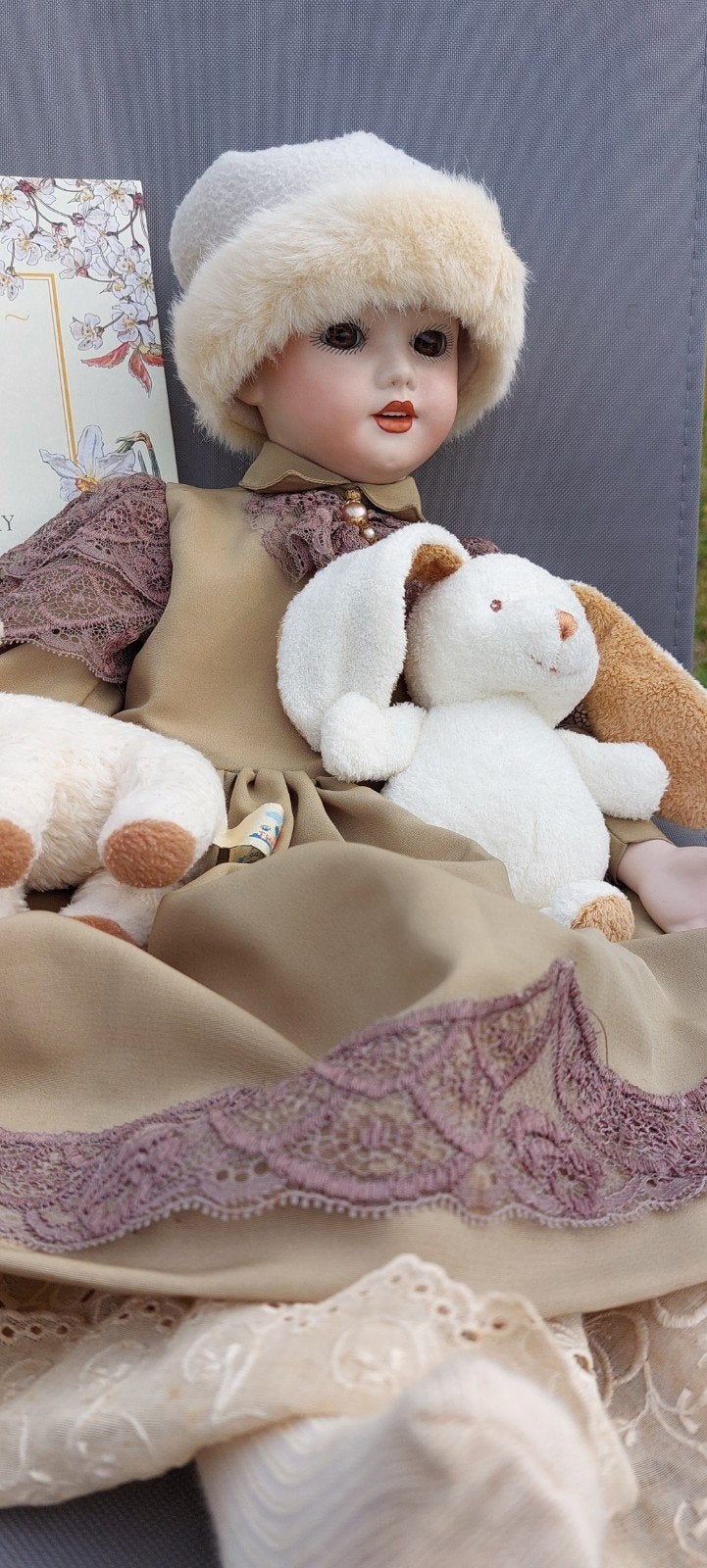 Prachtige porseleinen pop met konijn en winteroutfit, Ophalen of Verzenden