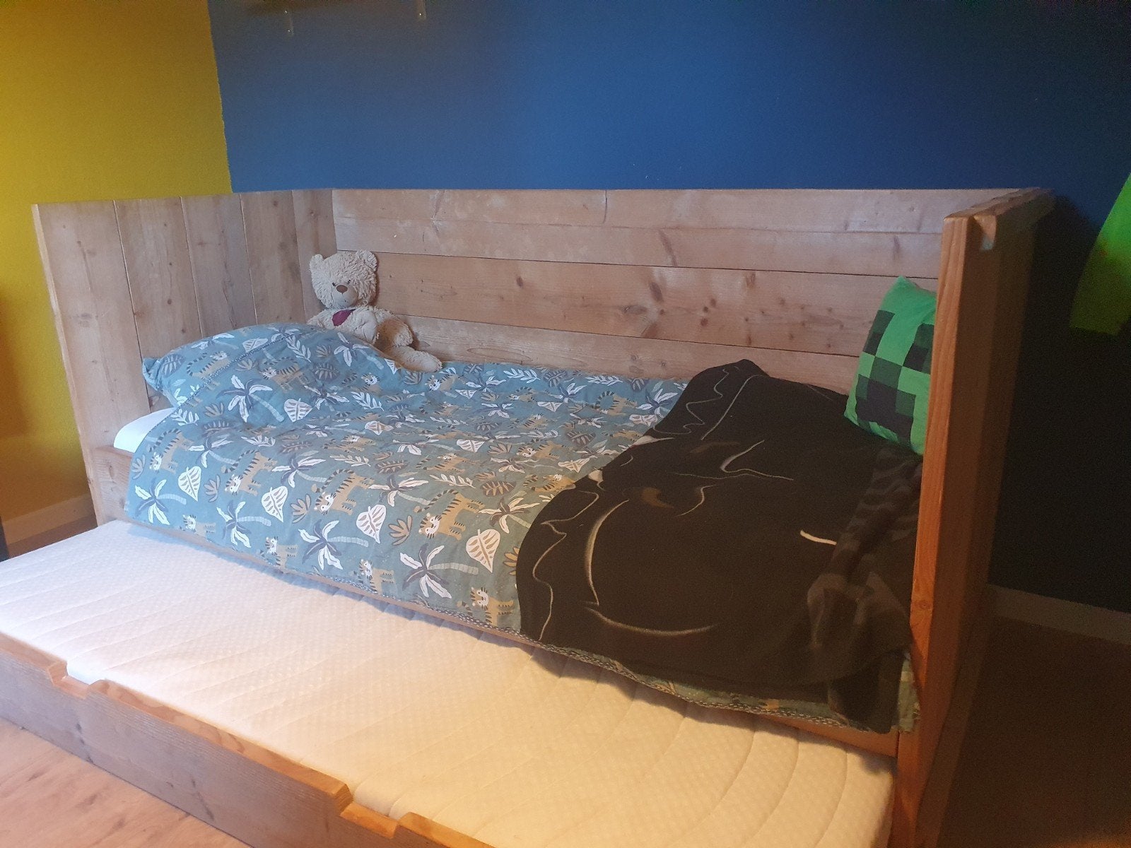 Steigerhouten bed met uitschuifbaar logeerbed (ex matras), Ophalen, Gebruikt, 90 cm, Eenpersoons