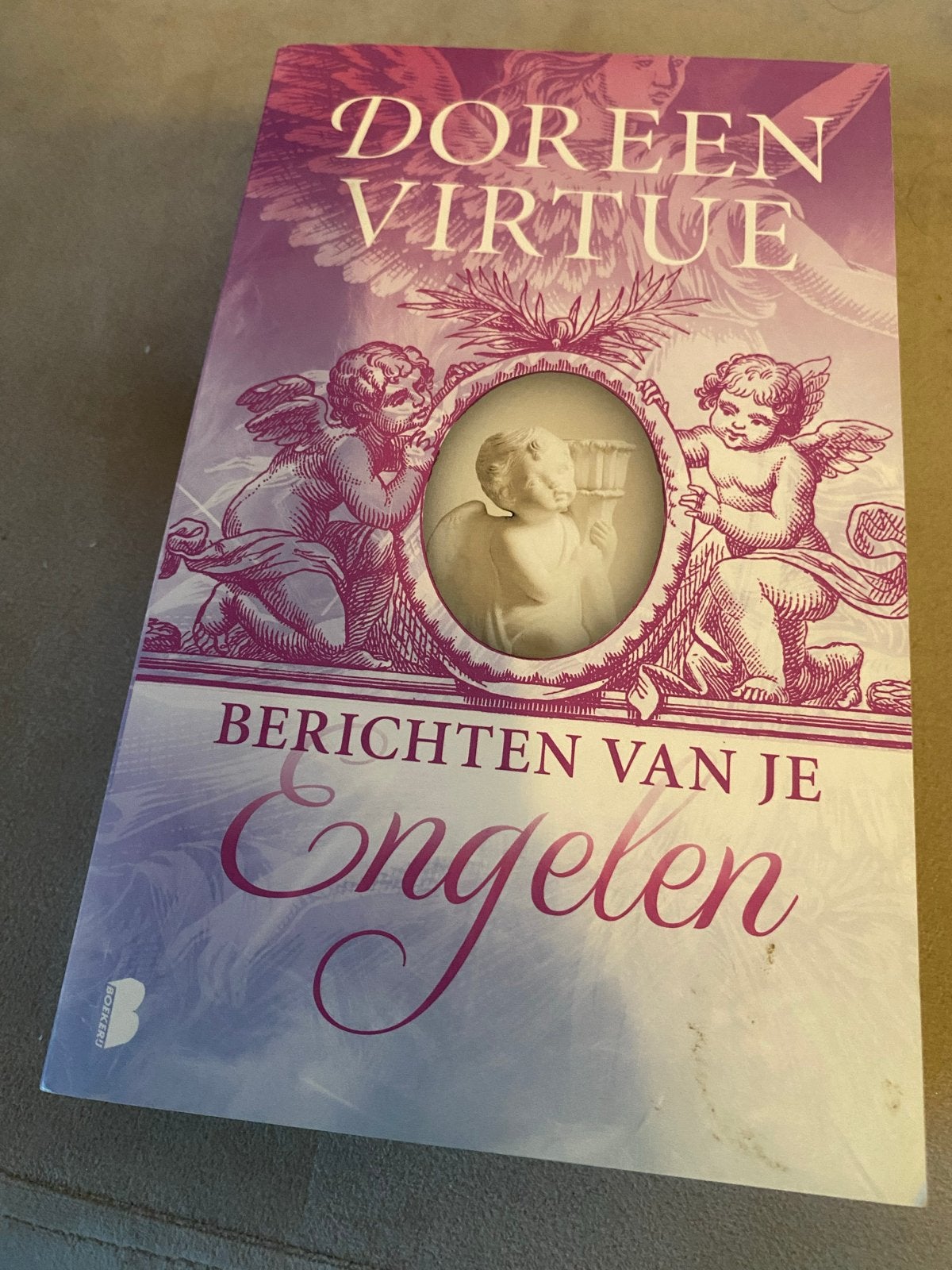 Berichten van je Engelen - Doreen Virtue, Boeken, Esoterie en Spiritualiteit, Ophalen of Verzenden, Zo goed als nieuw, Spiritualiteit algemeen
