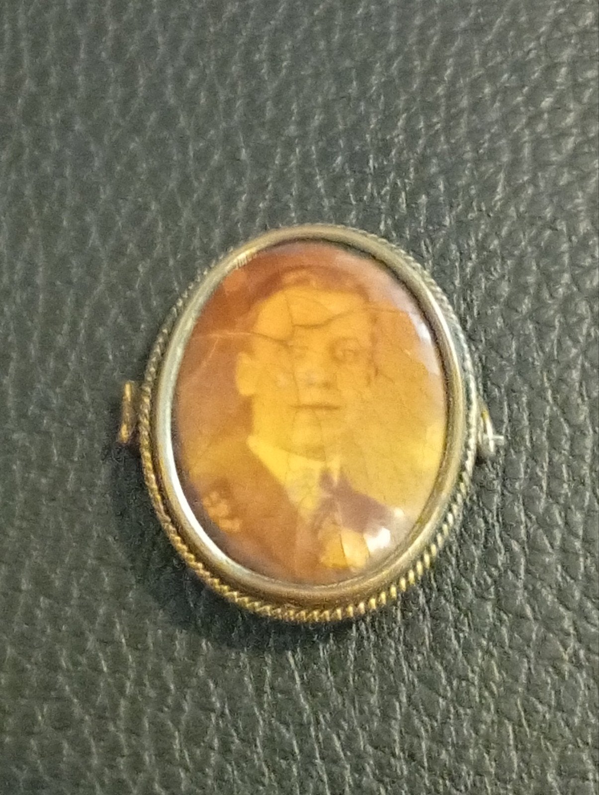Vintage Broche met Portret - Antieke Pin, Overige materialen, Gebruikt, Minder dan 4 cm, Ophalen of Verzenden