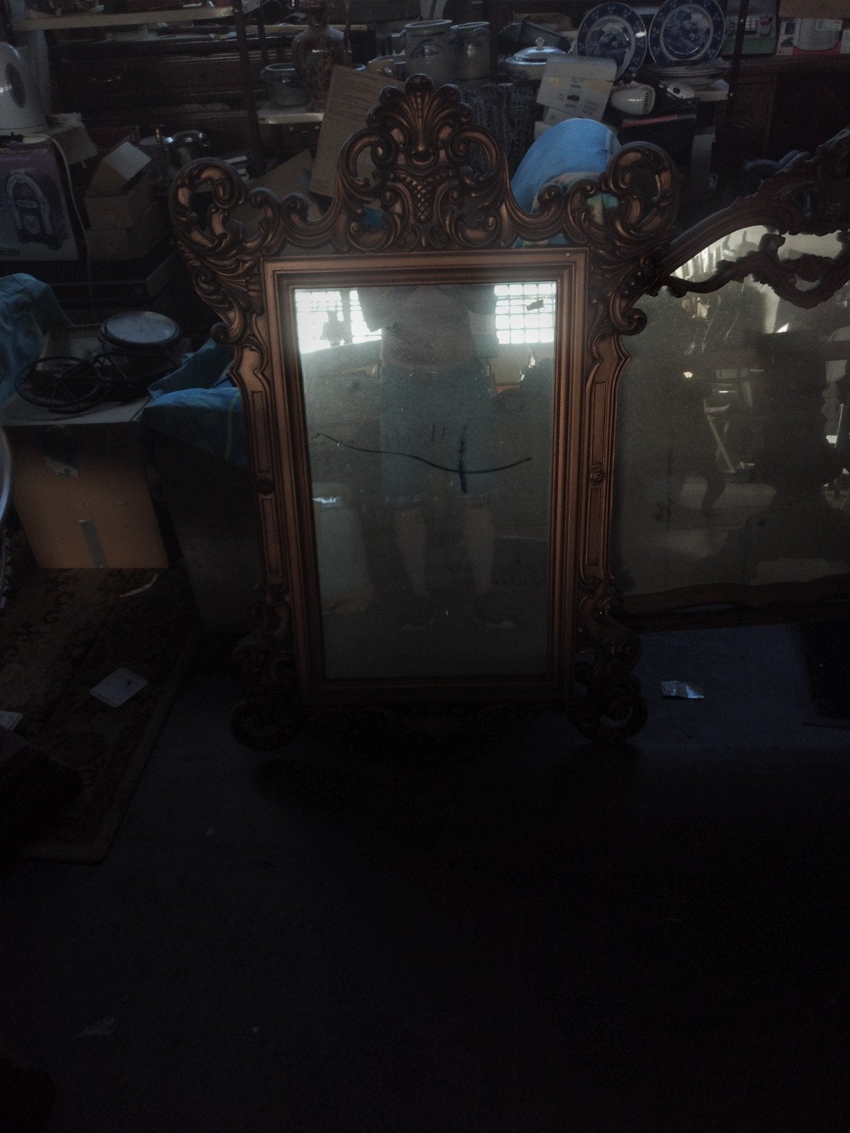 Antieke spiegel met sierlijk gouden frame, Antiek en Kunst, Antiek | Spiegels, Ophalen of Verzenden, Rechthoekig