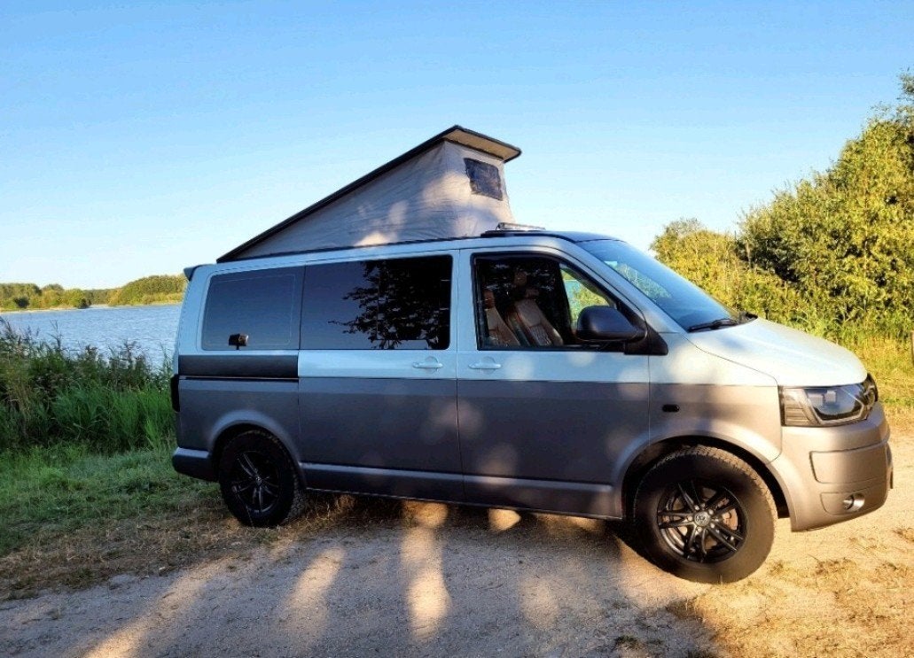 OFFGRID TWOTONE VW T5 BUSCAMPER AUTOMAAT MULTIVAN 7 PERSOONS, Caravans en Kamperen, Automaat, Koelkast, Buscamper of Camperbus