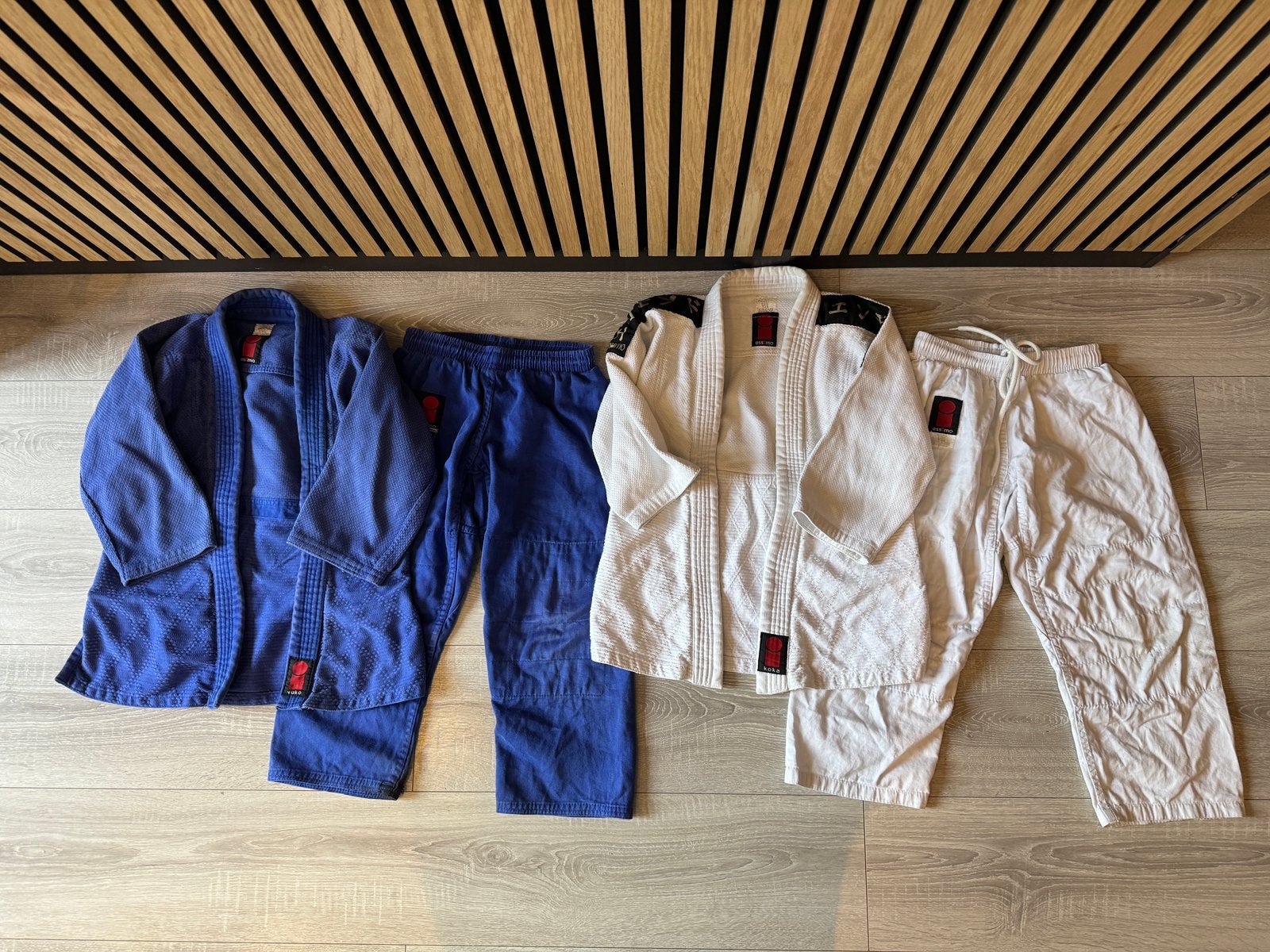 2 x essimo judopak blauw en wit maat 130 - yuko., Maat XS of kleiner, Ophalen of Verzenden, Gebruikt, Overige