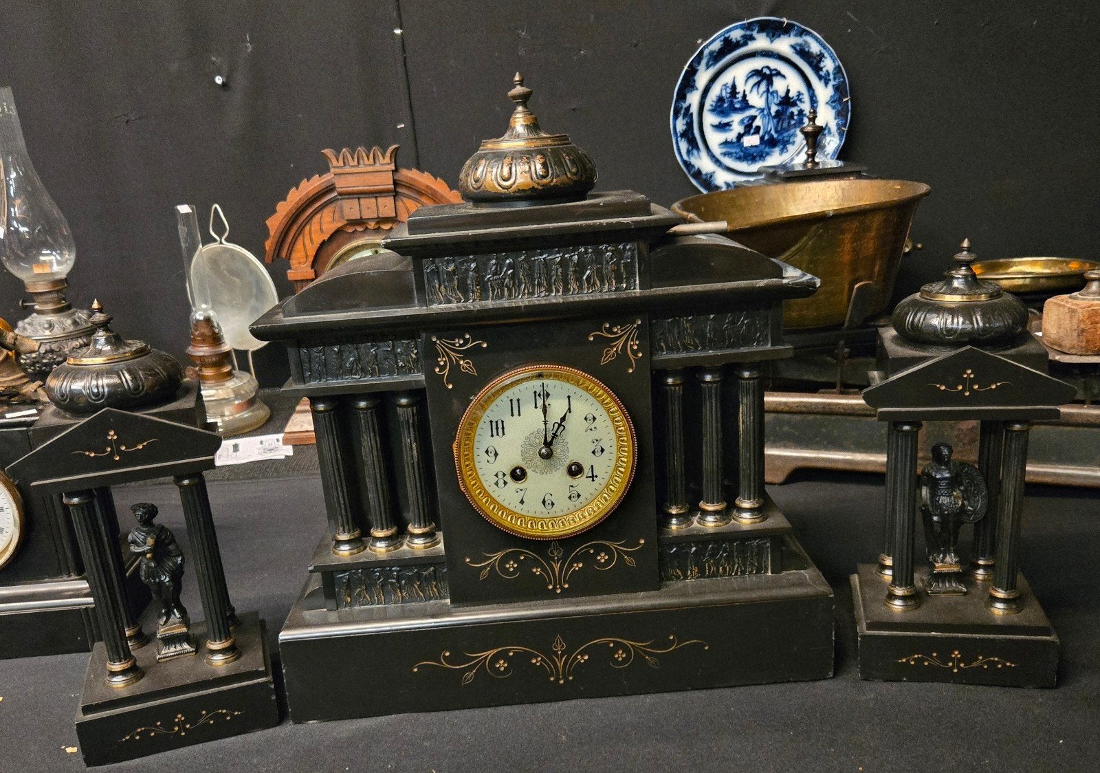 Antieke zwart marmeren pendule met zuilen en beelden,, Ophalen