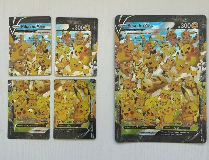 Pikachu V-UNION Pokémon Kaartenset (4 kaarten + grote kaart), Ophalen of Verzenden, Zo goed als nieuw, Meerdere kaarten