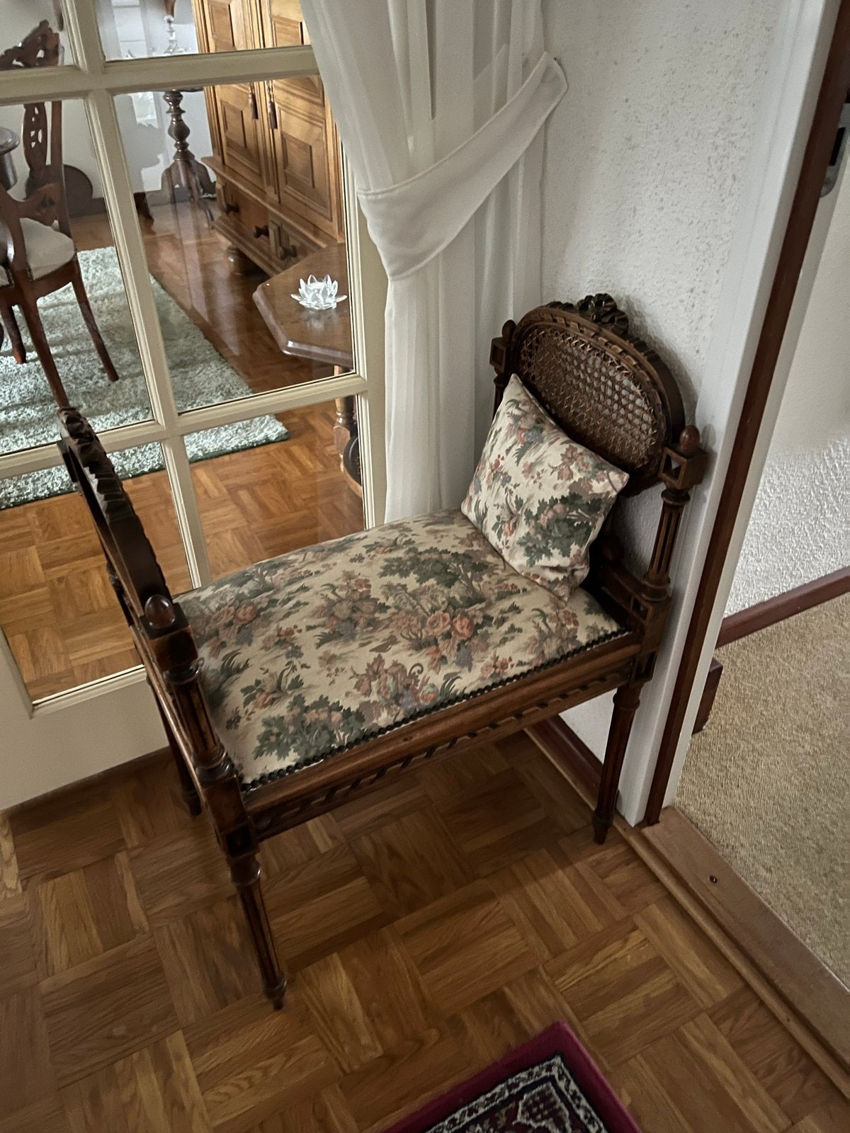 Antieke houten biedermeier bankje en bloemenstof, Antiek en Kunst, Antiek | Meubels | Stoelen en Banken, Ophalen of Verzenden