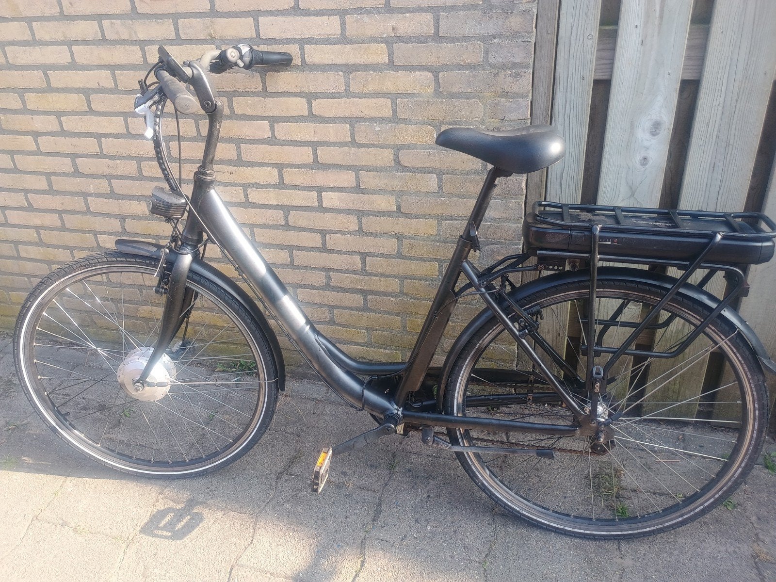 Gebruikte E-Bike met voorwielmotor en achterdrager, Fietsen en Brommers, Elektrische fietsen, Overige merken, Gebruikt, Ophalen of Verzenden