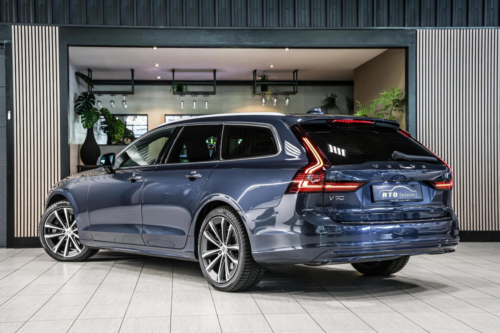 Volvo V90 2.0 B4 Business Pro LEER TREKHAAK CAMERA CARPLAY N, Euro 6, 4 cilinders, Blauw, Automatische klimaatregeling