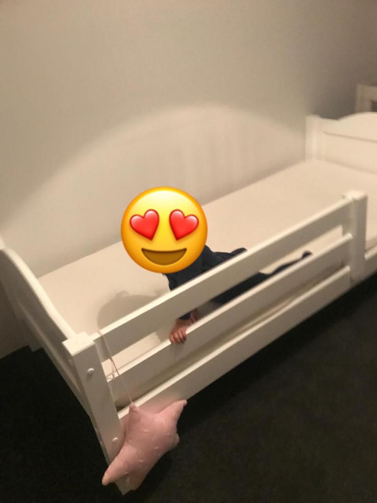 Wit kinderbed met lattenbodem met uitvalbescherming, Kinderen en Baby's, Kinderkamer | Bedden, Ophalen, 85 tot 100 cm, Zo goed als nieuw