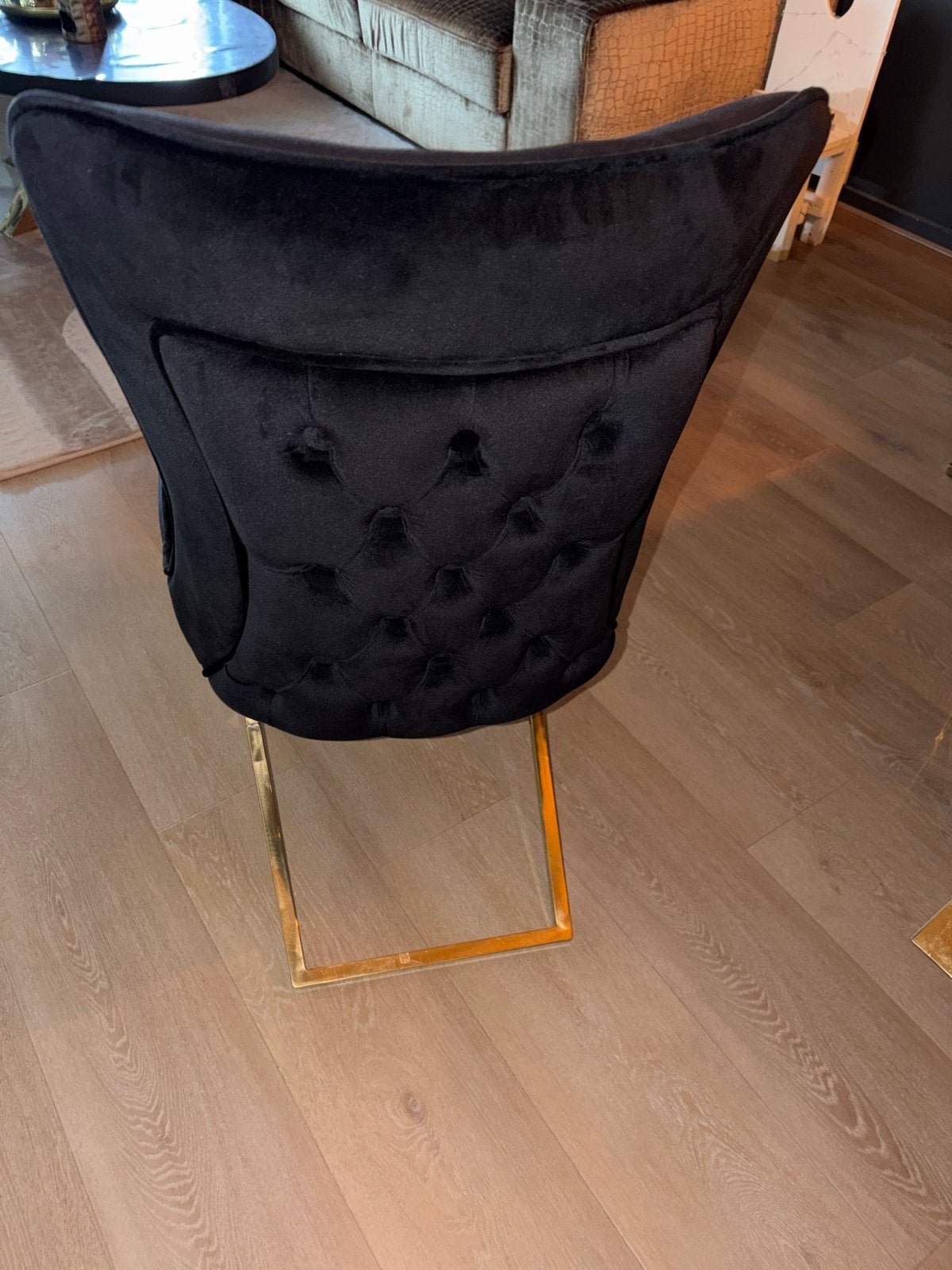 4 Zwarte velvet stoelen met gouden onderstel - Zo goed als n, Huis en Inrichting, Stoelen, Ophalen, Zwart, Zo goed als nieuw, Vier