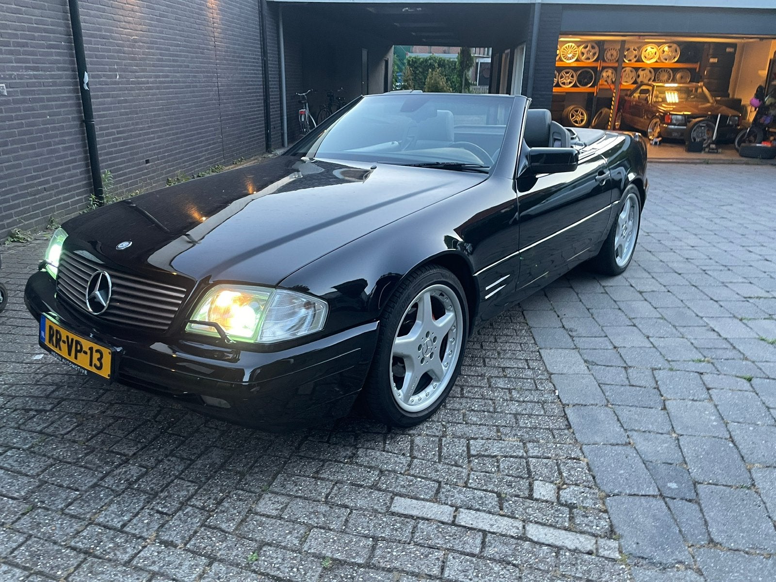 Mercedes-Benz R129 SL 3.2 Sl320 Roadster AUT 1997 Zwart AMG, Auto's, Automaat, Achterwielaandrijving, Cabriolet, Zwart