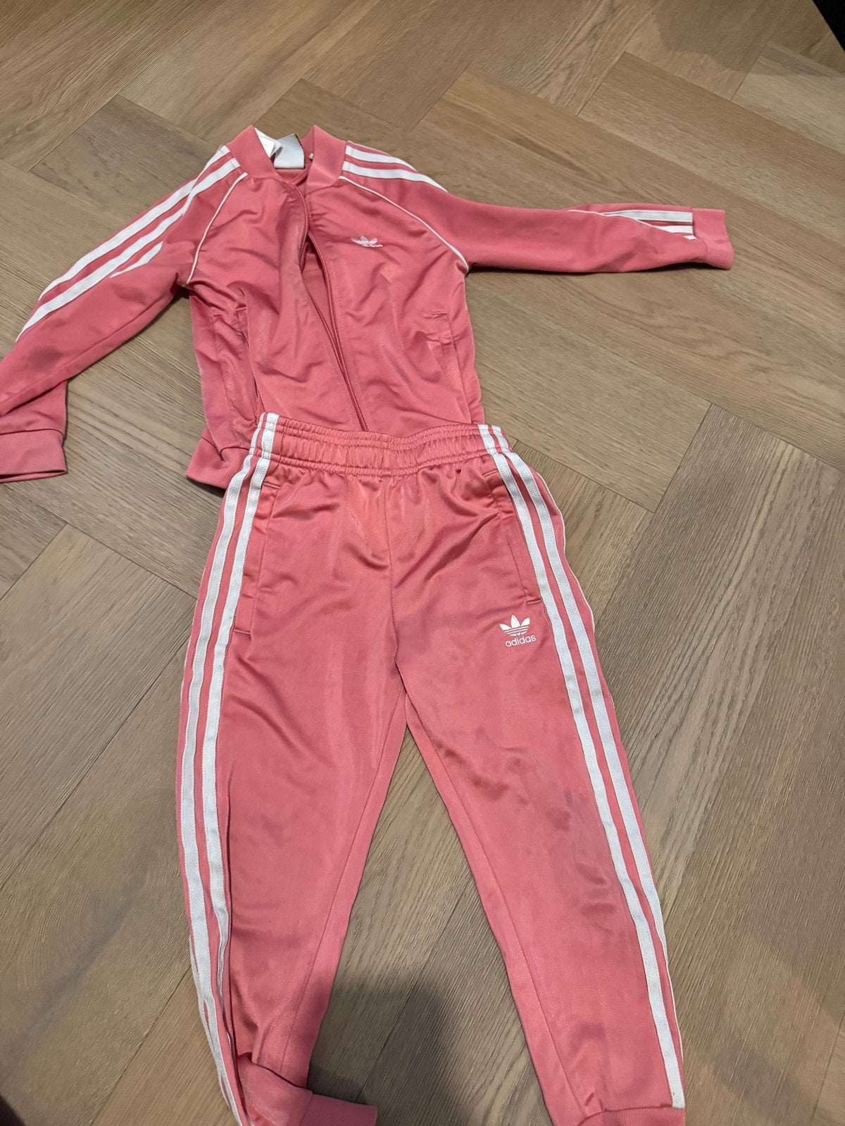 Adidas trainingspak roze - maat 116 (5-6 jaar), Ophalen of Verzenden, Gebruikt, Meisje
