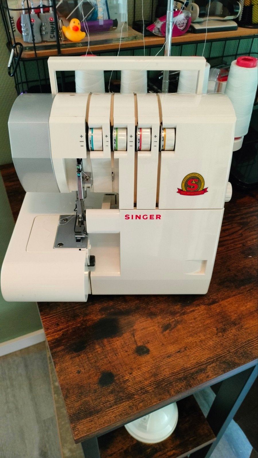 Singer Overlock Machine 14SH754 - Zo goed als nieuw, Hobby en Vrije tijd, Naaimachines en Toebehoren, Ophalen, Zo goed als nieuw
