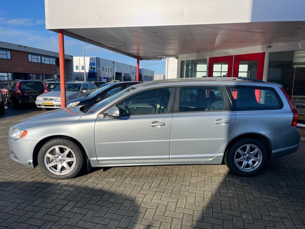 Volvo V70 2.5T 200PK Momentum Automaat  200 PK  Half Leder, 2521 cc, Euro 4, 750 kg, Xenon verlichting