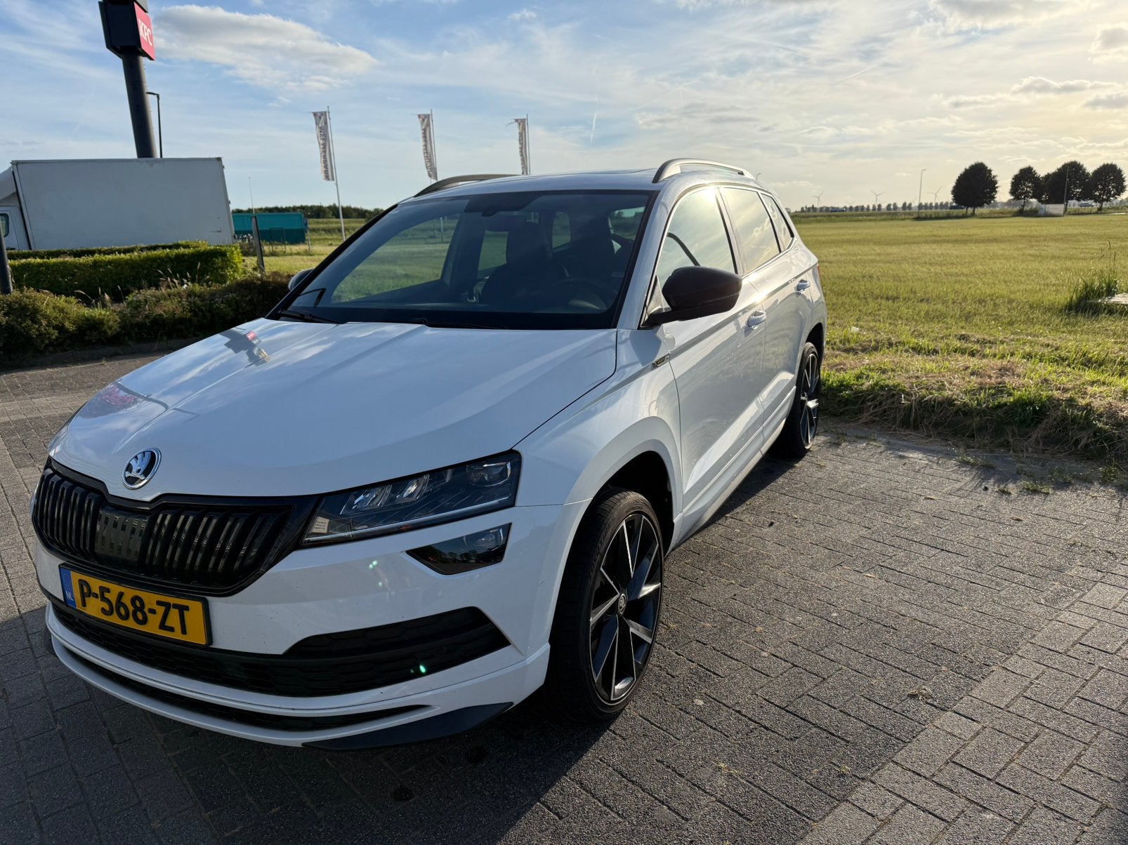 Skoda Karoq Sportline Business PANO 1.5 TSI 150pk 2021 Wit, Auto's, Skoda, 1302 kg, 4 cilinders, 700 kg, Leder en Stof