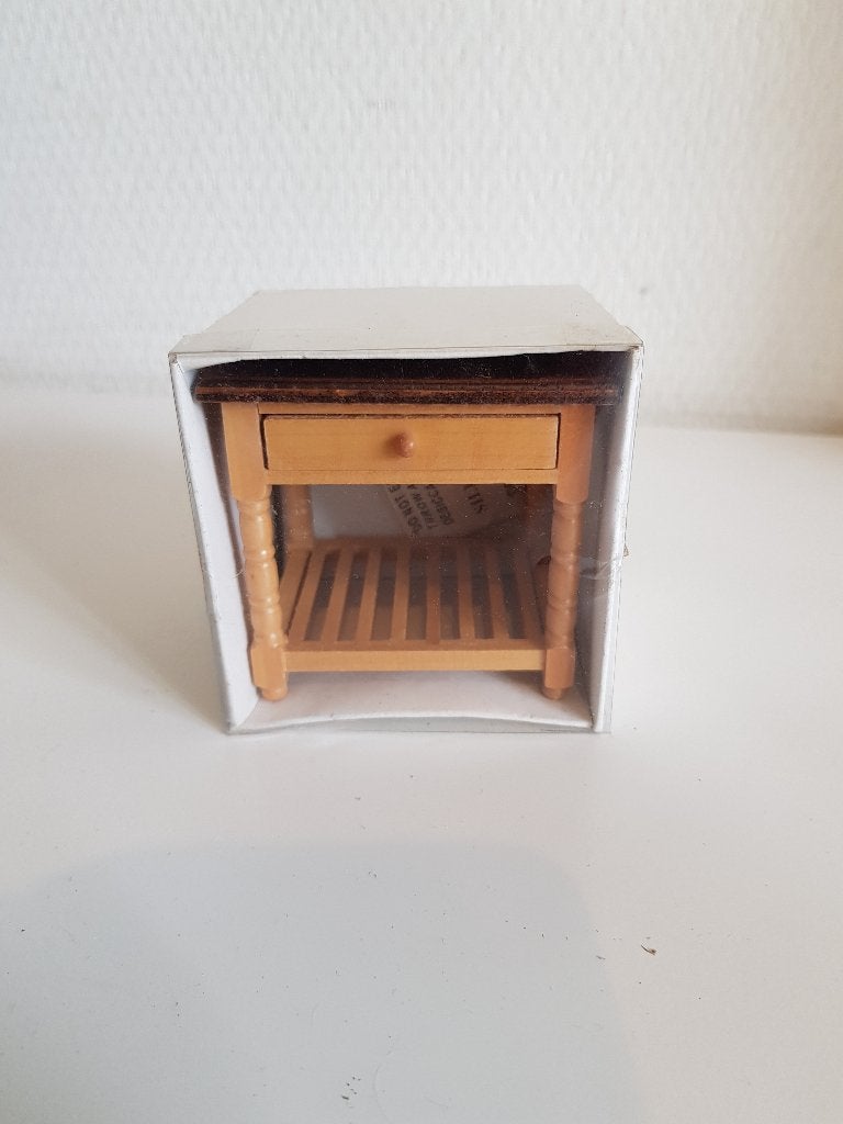 Miniatuur bijzettafel voor poppenhuis, Verzamelen, Verzenden, Nieuw, Decoratie