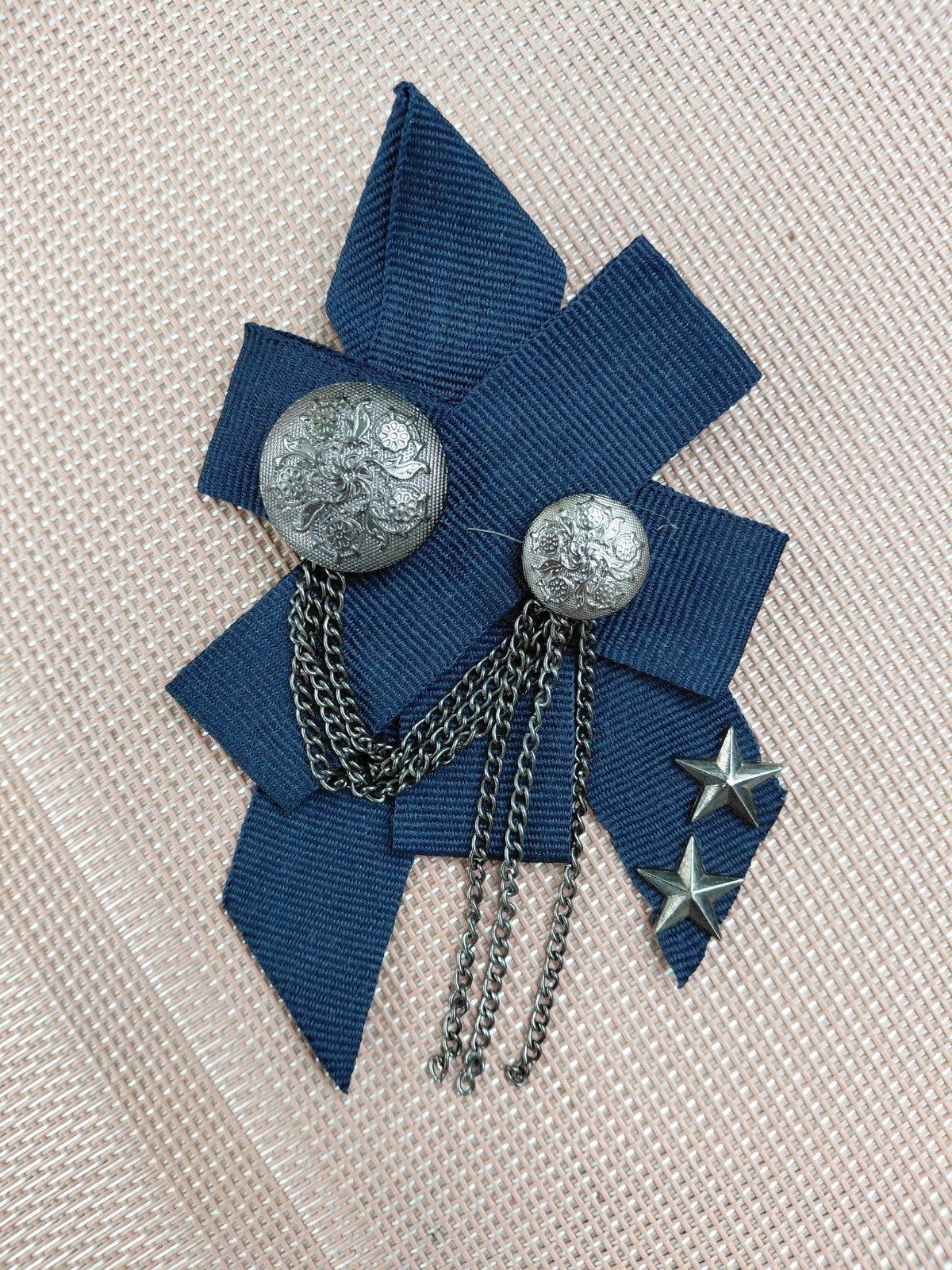 Bijzondere Strikbroche. Donkerblauw met knopen en sterretjes, Sieraden, Tassen en Uiterlijk, 10 cm of meer, Overige materialen