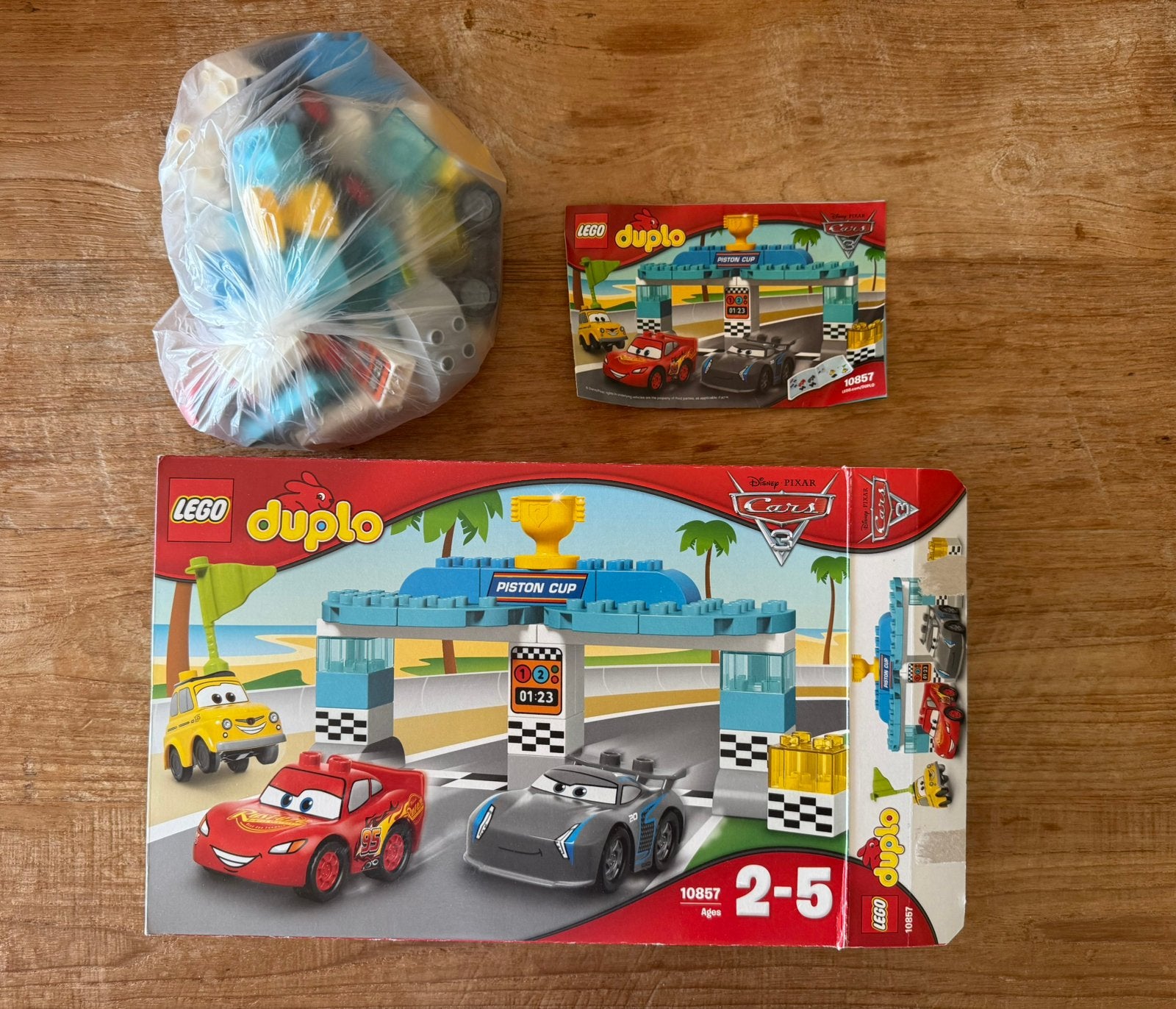 Lego Duplo 10857 - Piston Cup Race - Disney Cars - compleet, Compleet, Ophalen of Verzenden, Zo goed als nieuw, Complete set