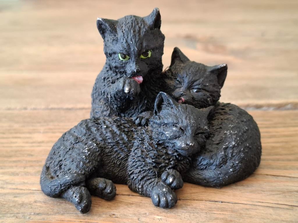Beeldje van 3 zwarte katten samen. Polystone. H 5,5 cm., Ophalen of Verzenden, Gebruikt, Dier